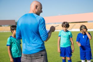 Practica fútbol en una escuela de fútbol